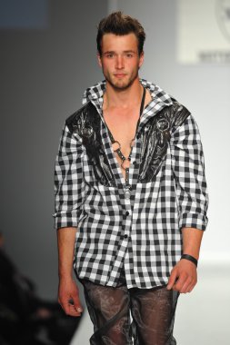 mister triple x Show'da model