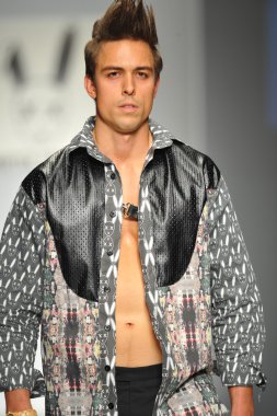 mister triple x Show'da model