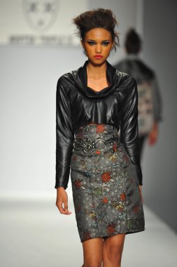 mister triple x Show'da model