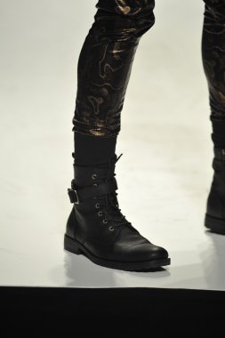 mister triple x Show'da model