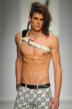 mister triple x Show'da model