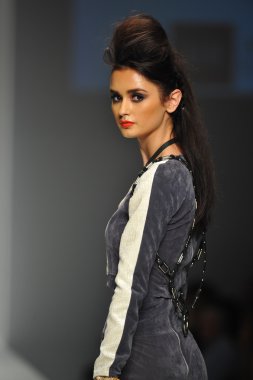 mister triple x Show'da model