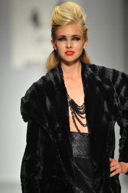 mister triple x Show'da model