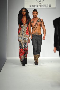 mister triple x Show'da model