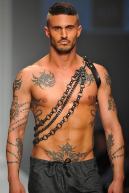 mister triple x Show'da model