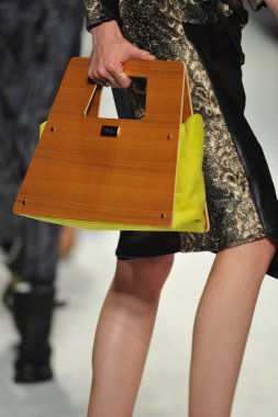 mister triple x Show'da model