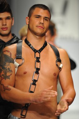 mister triple x Show'da model