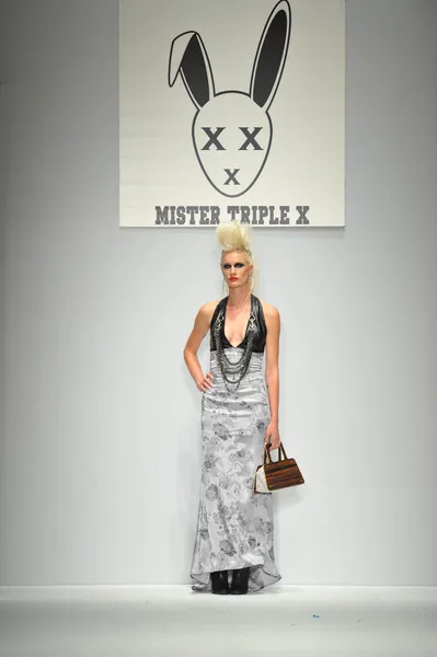Model op mister triple x show — Stockfoto