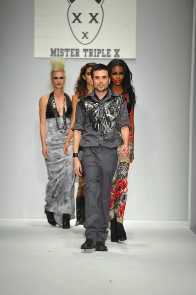 Designer Erik Rosette and models — Stock Photo, Image