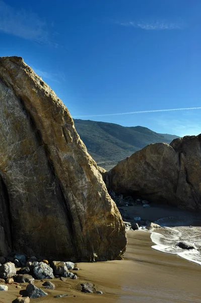 Spiaggia e scogli sull'oceano — Foto Stock