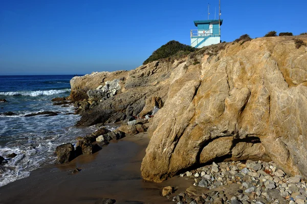 Plage au bord de l'océan et rochers — Photo