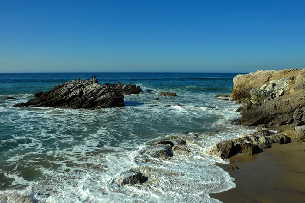 Strand und Felsen am Meer — Stockfoto
