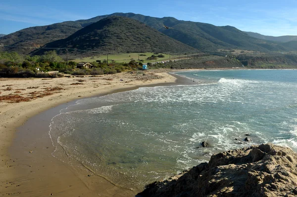 Strand und Felsen am Meer — Stockfoto