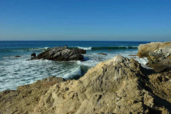 Океанский пляж и скалы — стоковое фото