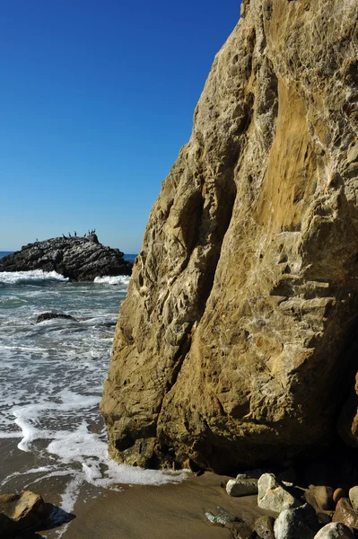 Oceanside plaj ve kayalar — Stok fotoğraf