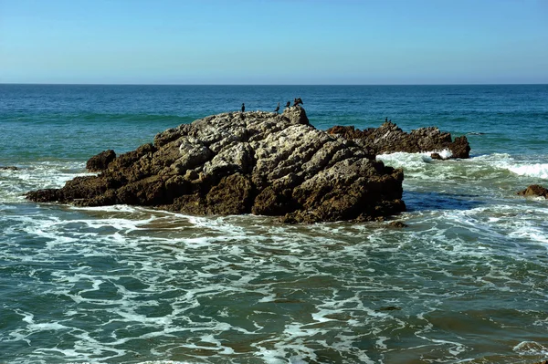 Oceanside beach and rocks — Stock Photo, Image