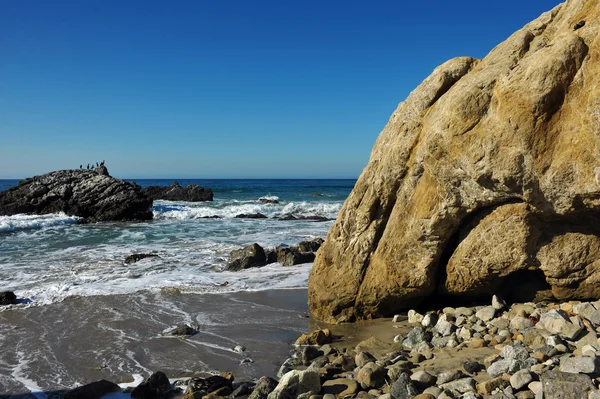 Oceanside plaj ve kayalar — Stok fotoğraf