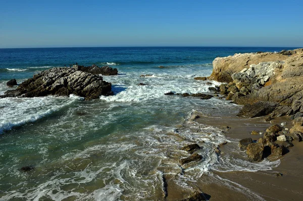 オーシャン サイド ビーチと岩 — ストック写真