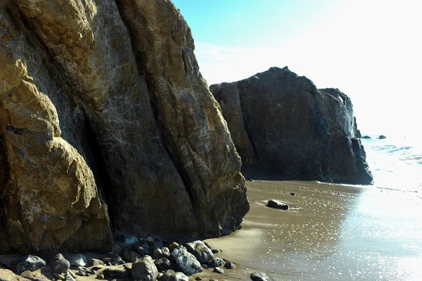 Plage au bord de l'océan et rochers — Photo