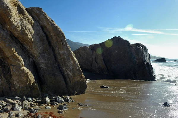 Oceanside beach and rocks — Stock Photo, Image