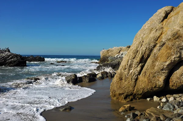 Oceanside beach and rocks — Stock Photo, Image