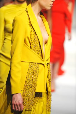 özgür masur moda şovunda modelleri