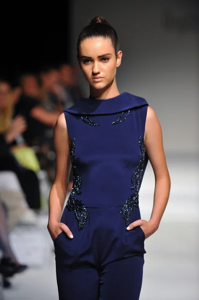 Modelo en Ozgur Masur desfile de moda — Foto de Stock
