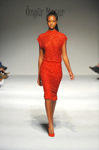 Model at Ozgur Masur fashion show — Stock Photo, Image