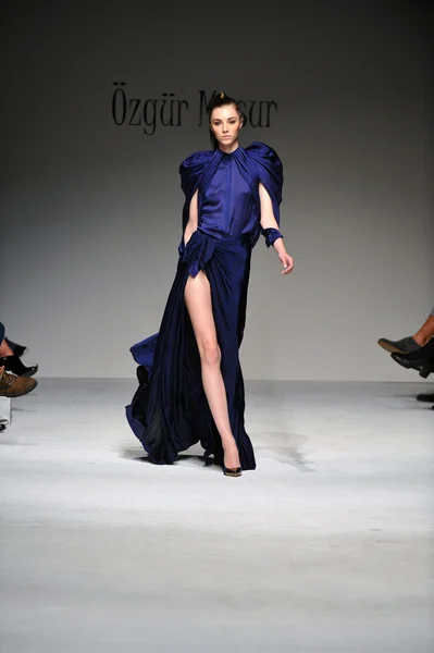 Modelo en Ozgur Masur desfile de moda —  Fotos de Stock