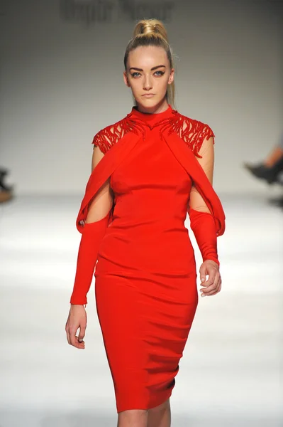 Model at Ozgur Masur fashion show — Stock Photo, Image