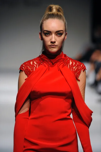 Model op ozgur masur fashion show — Stockfoto
