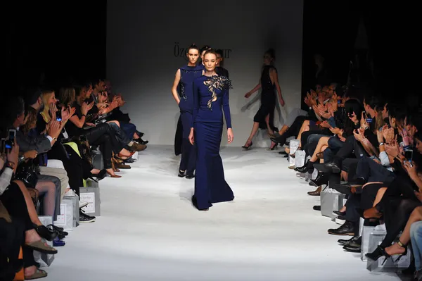 özgür masur moda şovunda modelleri