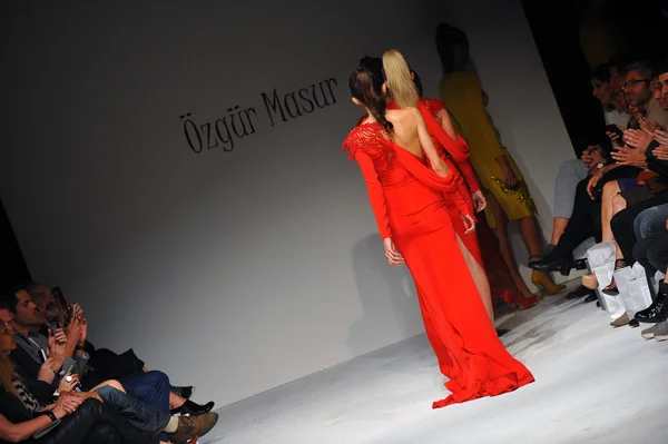 Modelos en Ozgur Masur desfile de moda —  Fotos de Stock
