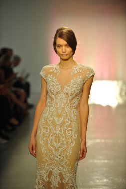 modeli pist rivini yürür.