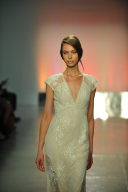 modeli pist rivini yürür.