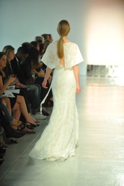 modeli pist rivini yürür.