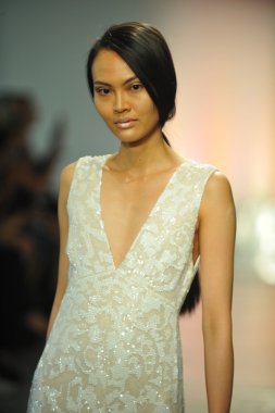 modeli pist rivini yürür.