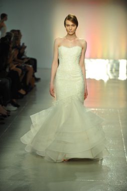 modeli pist rivini yürür.