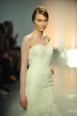 modeli pist rivini yürür.