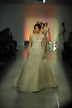 modeller rivini gösterisi sırasında walk