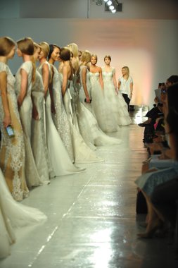 modeller rivini gösterisi sırasında poz vermek.