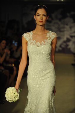 carolina herrera gösterisi sırasında modeli