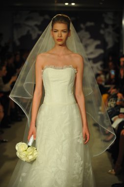 carolina herrera gösterisi sırasında modeli