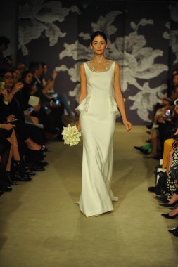 carolina herrera gösterisi sırasında modeli