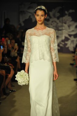 carolina herrera gösterisi sırasında modeli