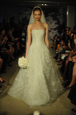 carolina herrera gösterisi sırasında modeli