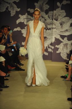 carolina herrera gösterisi sırasında modeli