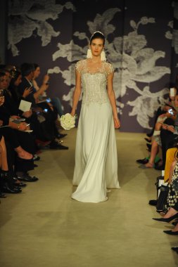 carolina herrera gösterisi sırasında modeli