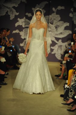 carolina herrera gösterisi sırasında modeli