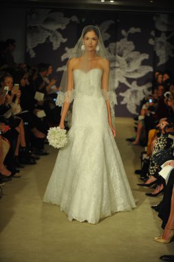 carolina herrera gösterisi sırasında modeli